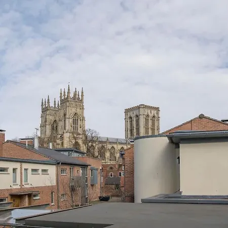 펜션 St Helen's House With Minster Views