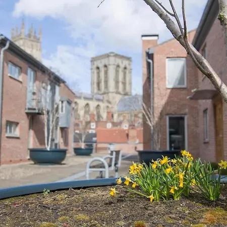 St Helen's House With Minster Views 요크