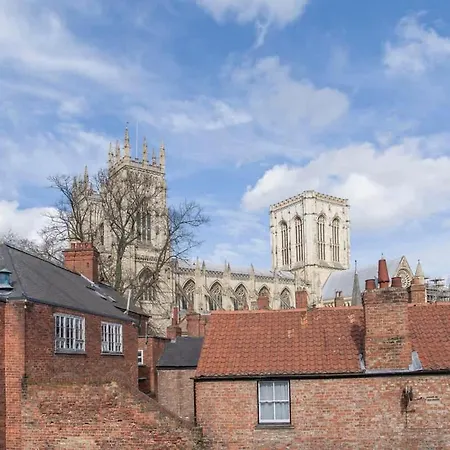 St Helen's House With Minster Views 펜션