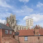 St Helen's House With Minster Views בית נופש
