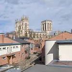 St Helen's House With Minster Views בית נופש *