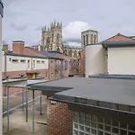 בית נופש St Helen's House With Minster Views *